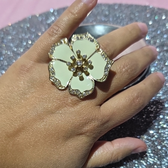 Stretch Band Rhinestone Flower Ring - Picture 1 of 6